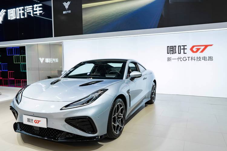 重庆216哪吒汽车在智能汽车领域的表现，领途汽车在新能源汽车市场中的影响力